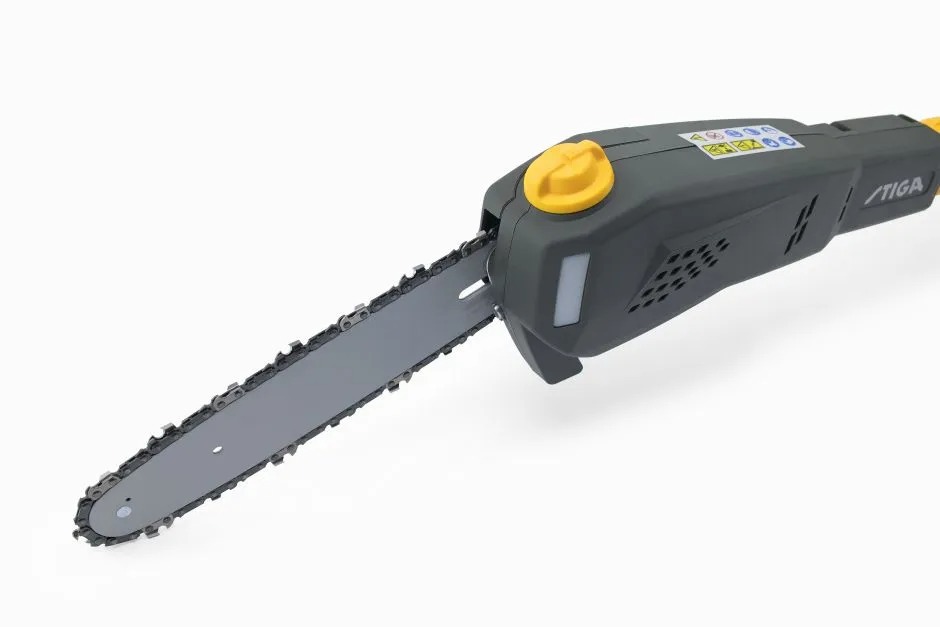 Compact pole saw – for precision pruning Compact pole saw – for precision pruning