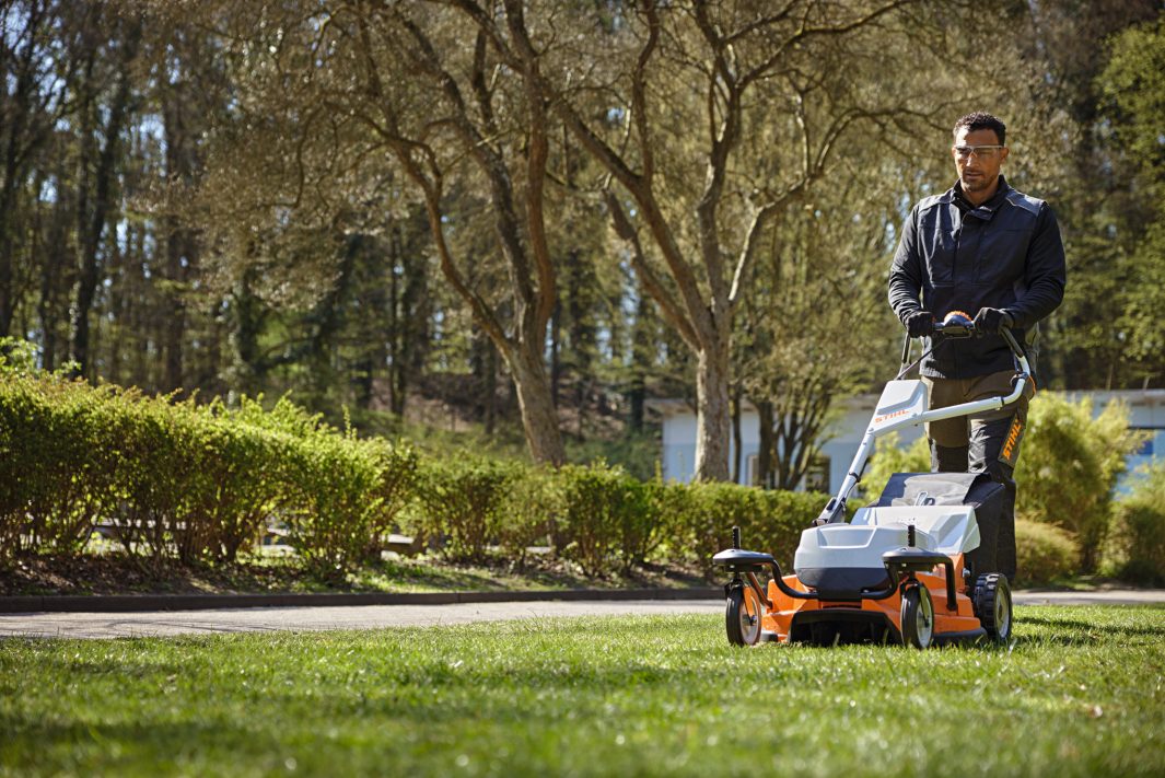 RMA 765 V Professional Cordless Lawn Mower (Power Unit) RMA 765 V Professional Cordless Lawn Mower (Power Unit)